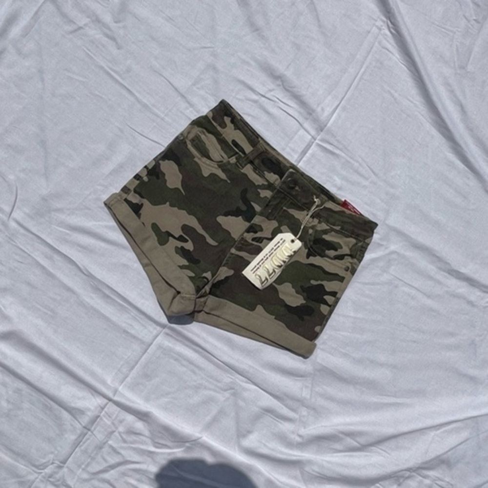 New Highrise Camo Print Shorts Size 3 - Picture 4 of 10
